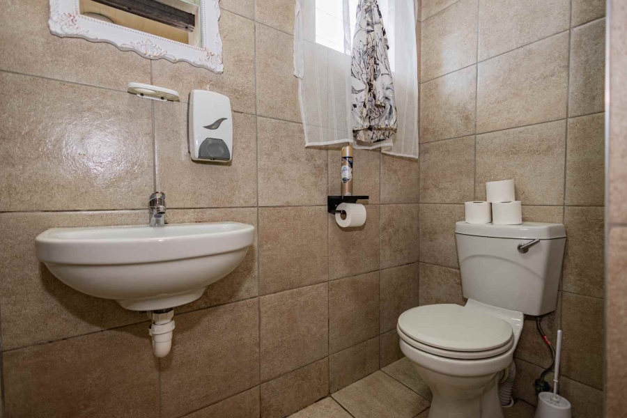 To Let 1 Bedroom Property for Rent in Oakdale Western Cape